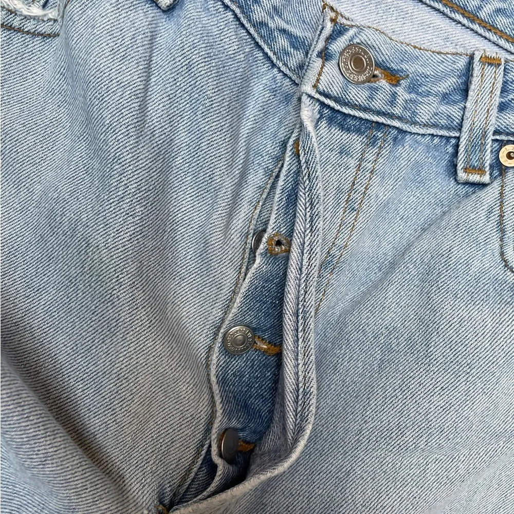 Vintage Levi’s 501 button fly light wash distressed cotton jeans size 36x32 - Picture 4 of 11